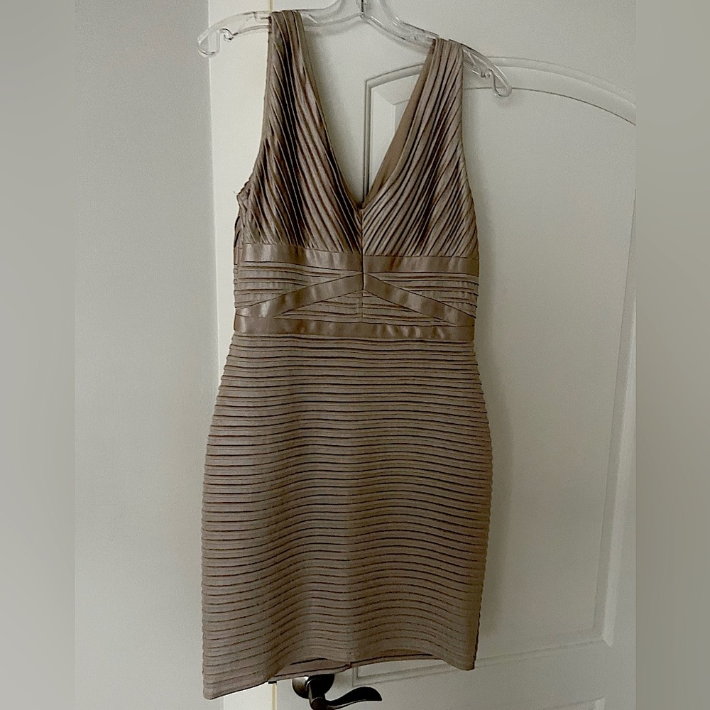 ✨✨✨Gorgeous Gold Calvin Clean Cocktail Dress - Size 10✨✨✨